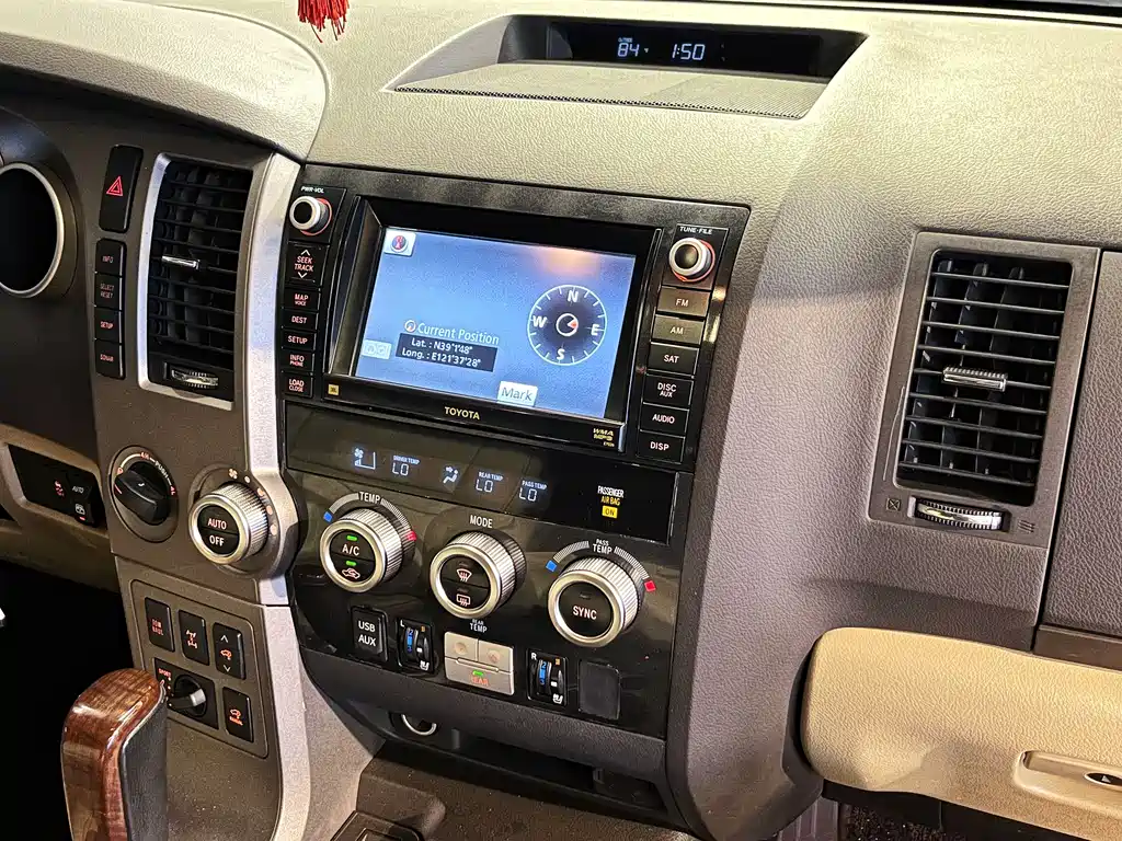 Toyota Sequoia 2011 — фото 11