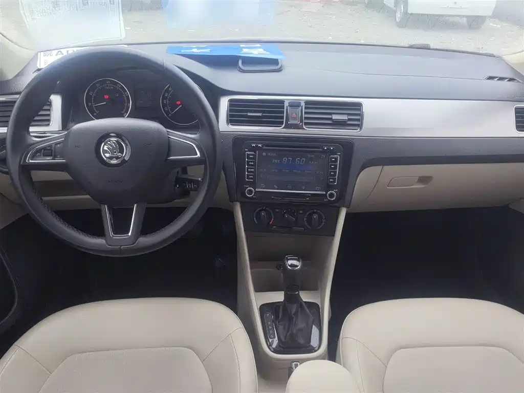 Skoda Rapid Spaceback 2015 — фото 10