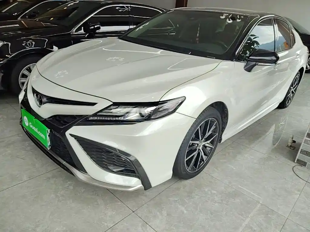 Toyota Camry 2023 — фото 1