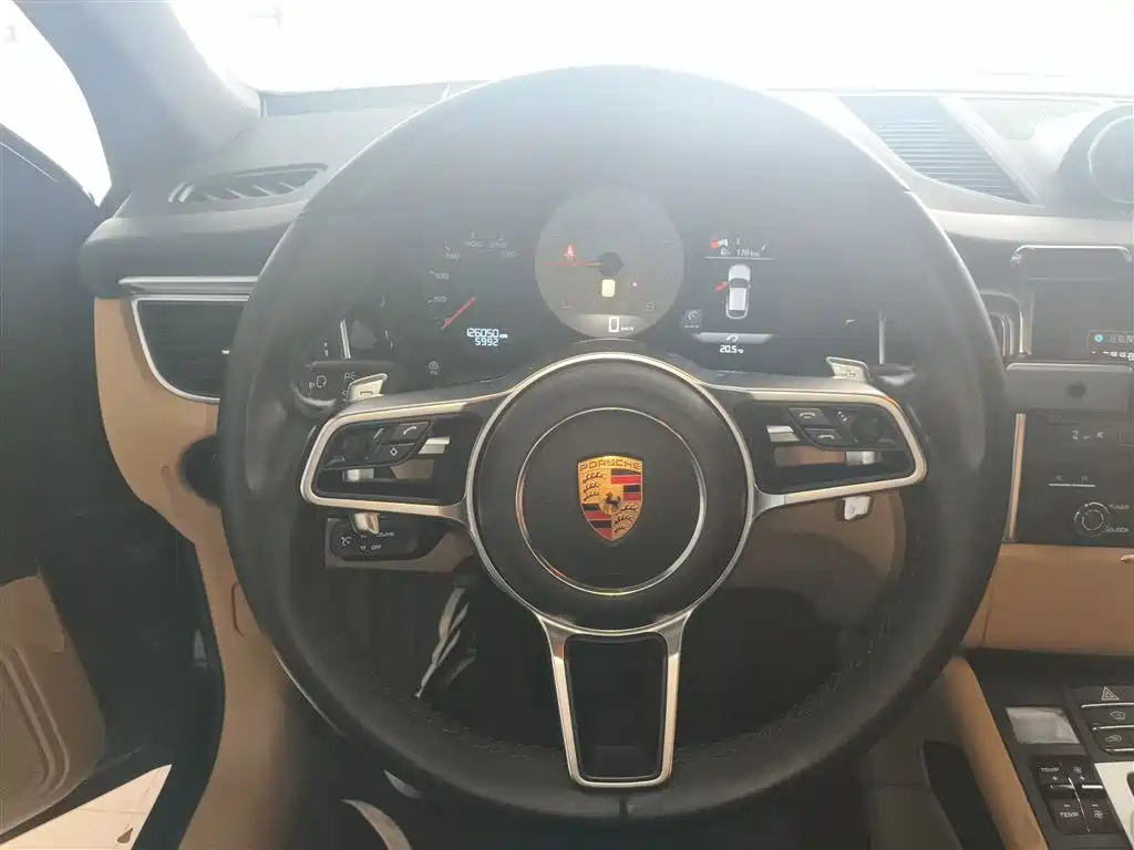 Porsche Macan 2017 — фото 11