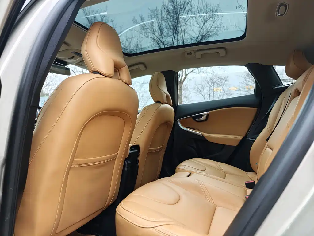 Volvo V40 2017 — фото 10