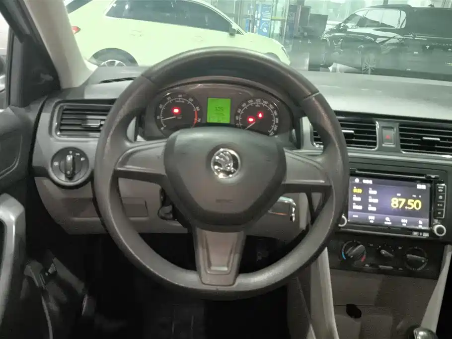 Skoda Rapid 2014 — фото 15