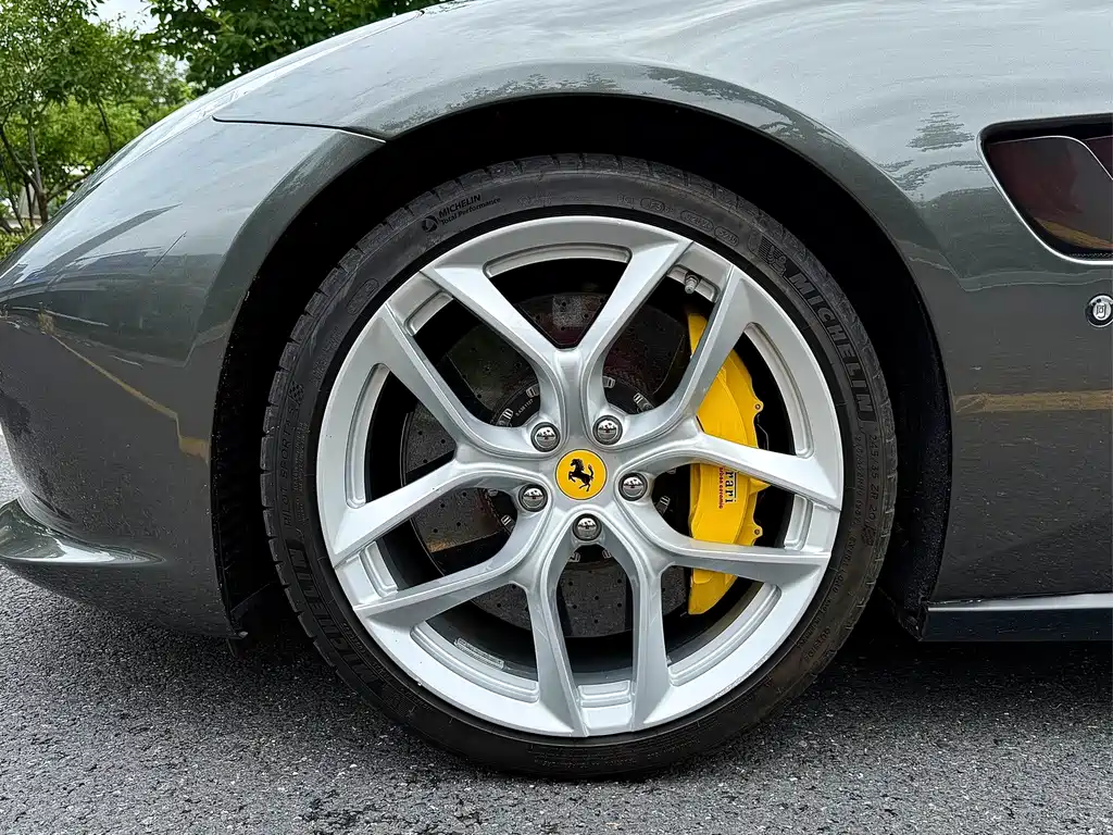 Ferrari GTC4Lusso 2020 — фото 19