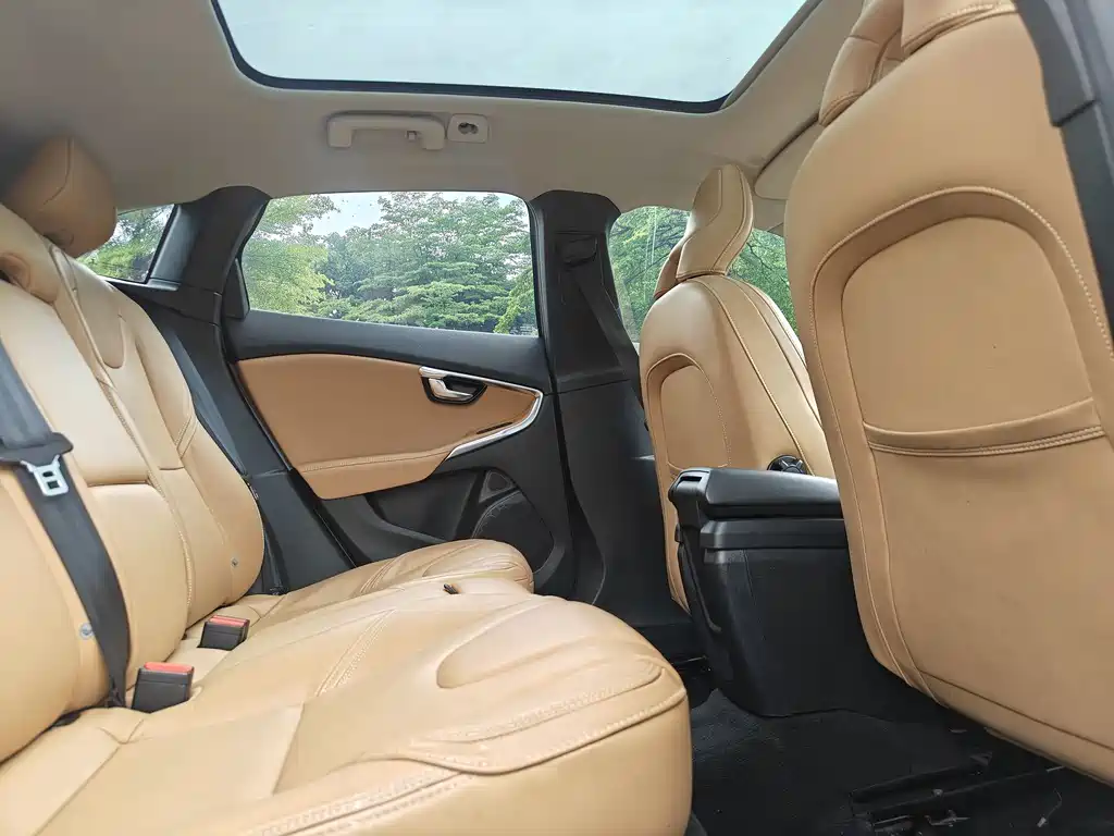 Volvo V40 2017 — фото 17