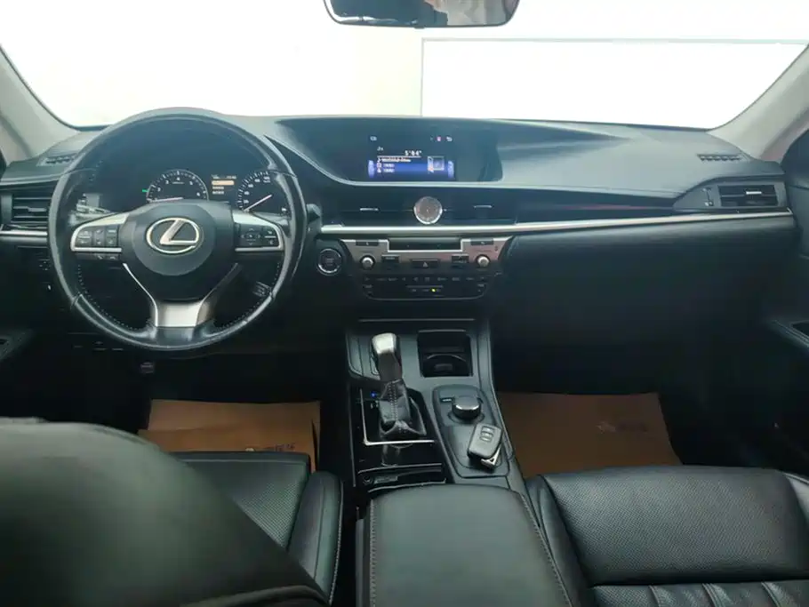 Lexus ES 2016 — фото 12