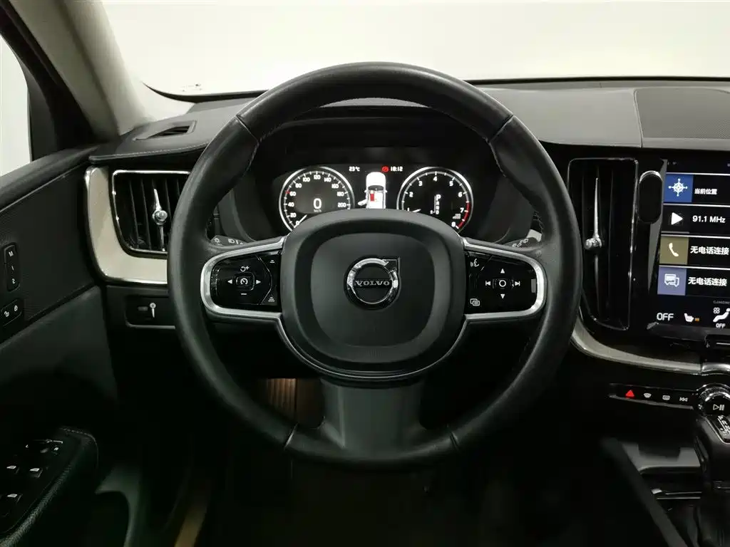 Volvo XC60 2018 — фото 11