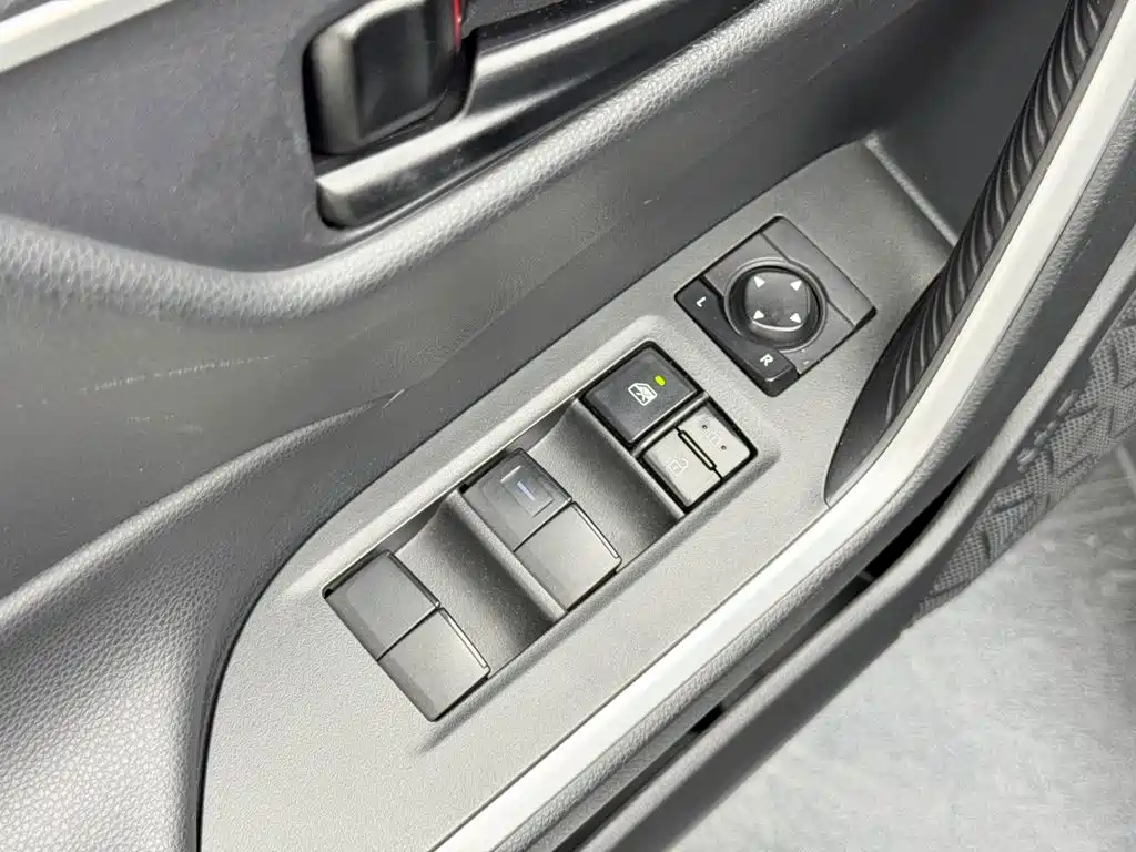 Toyota RAV4 2022 — фото 12