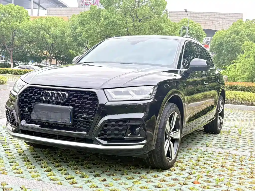 Audi Q5L 2020 — фото 1