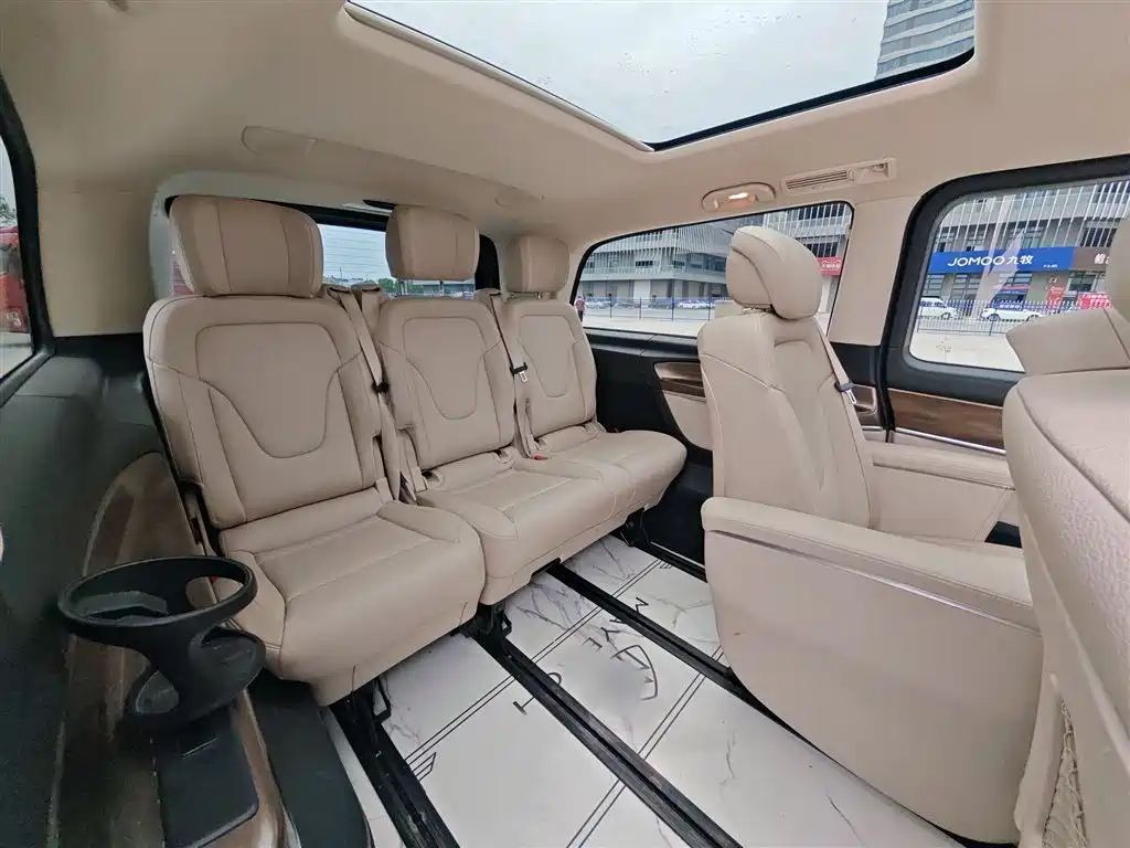 Mercedes-Benz V-Class 2022 — фото 13