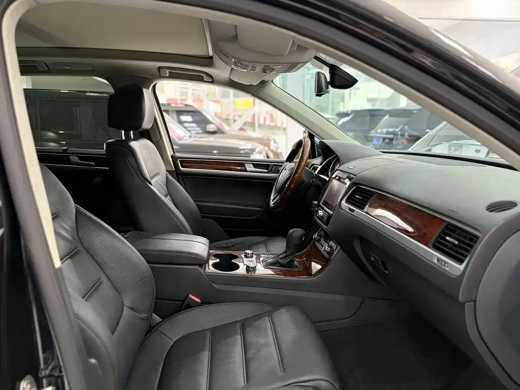 Volkswagen Touareg 2015 — фото 25