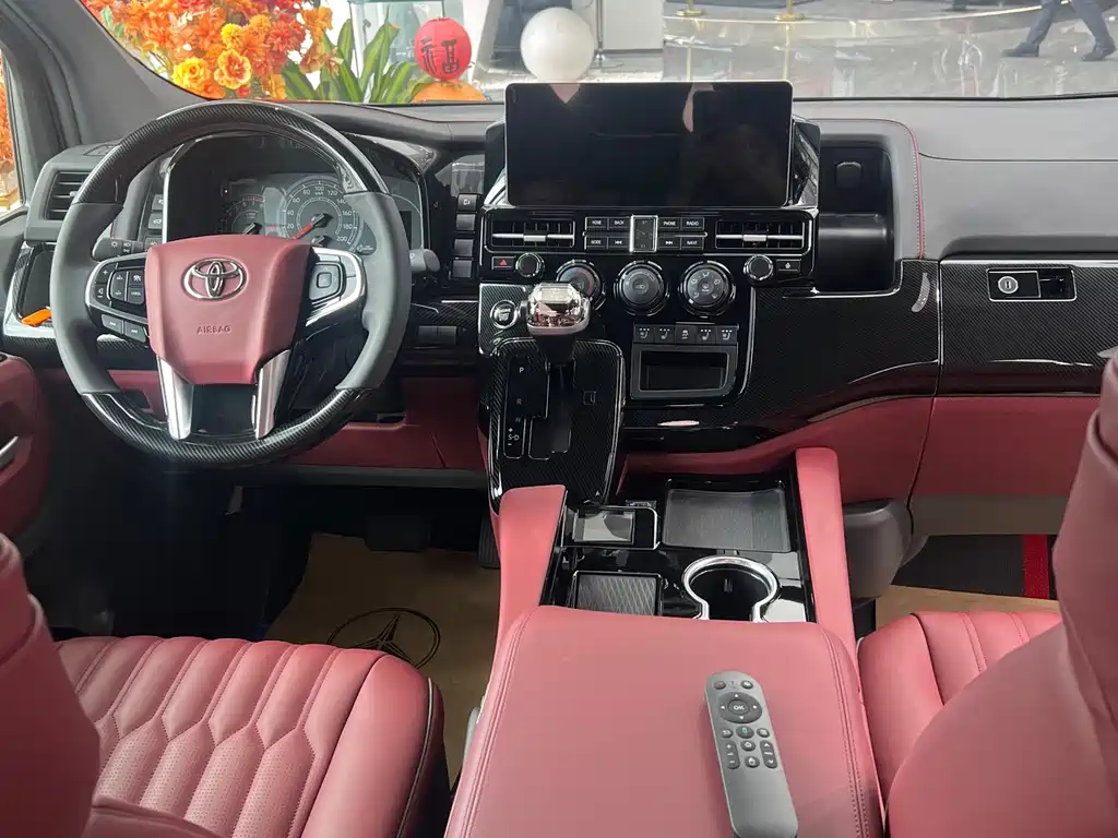 Toyota Hiace — фото 7