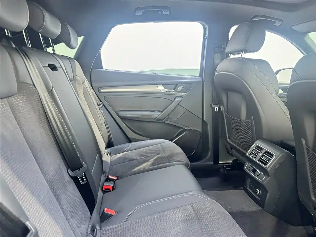 Audi Q5L Sportback 2024 — фото 8