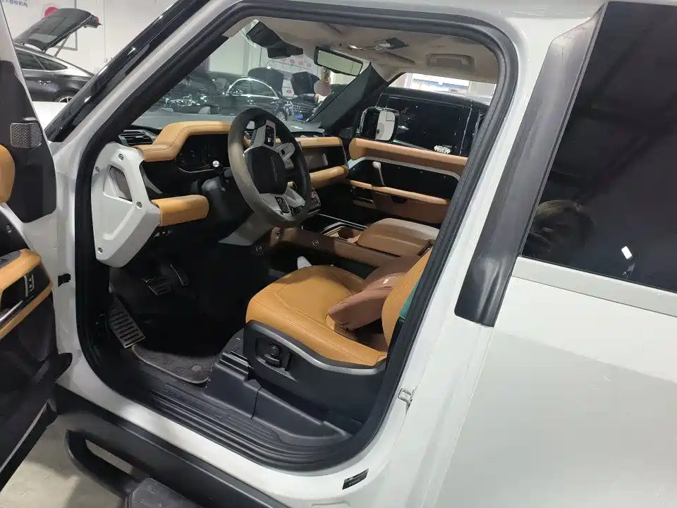Land Rover Defender 2025