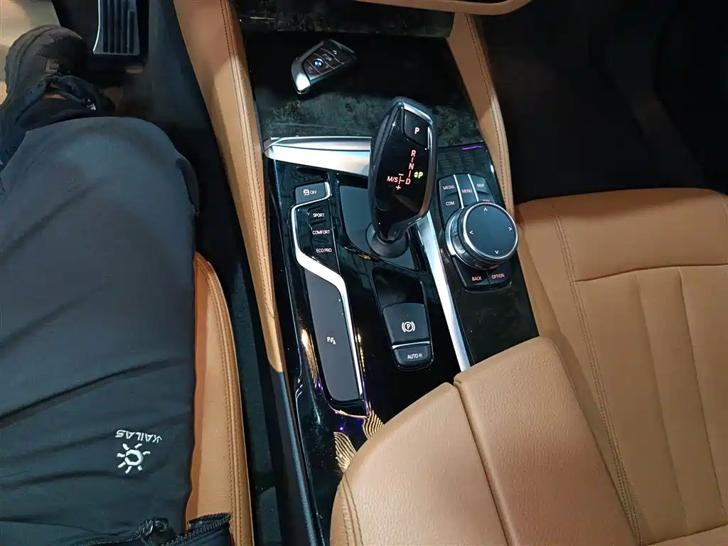 BMW 5 Series 2018 — фото 14