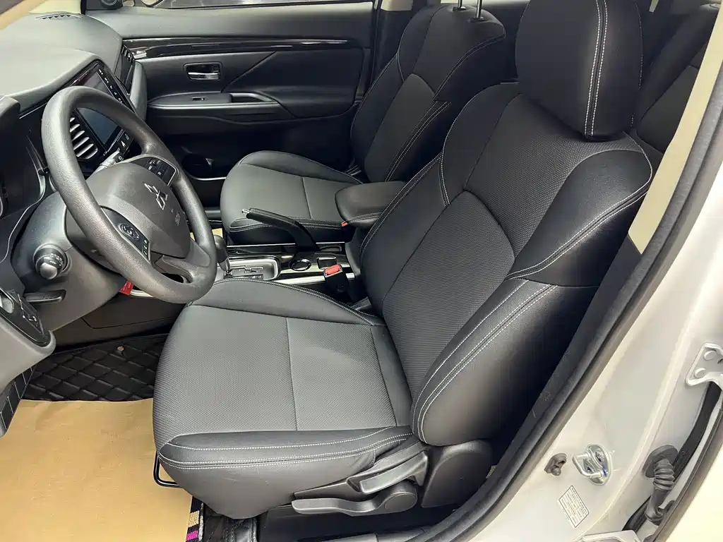 Mitsubishi Outlander 2023 — фото 12