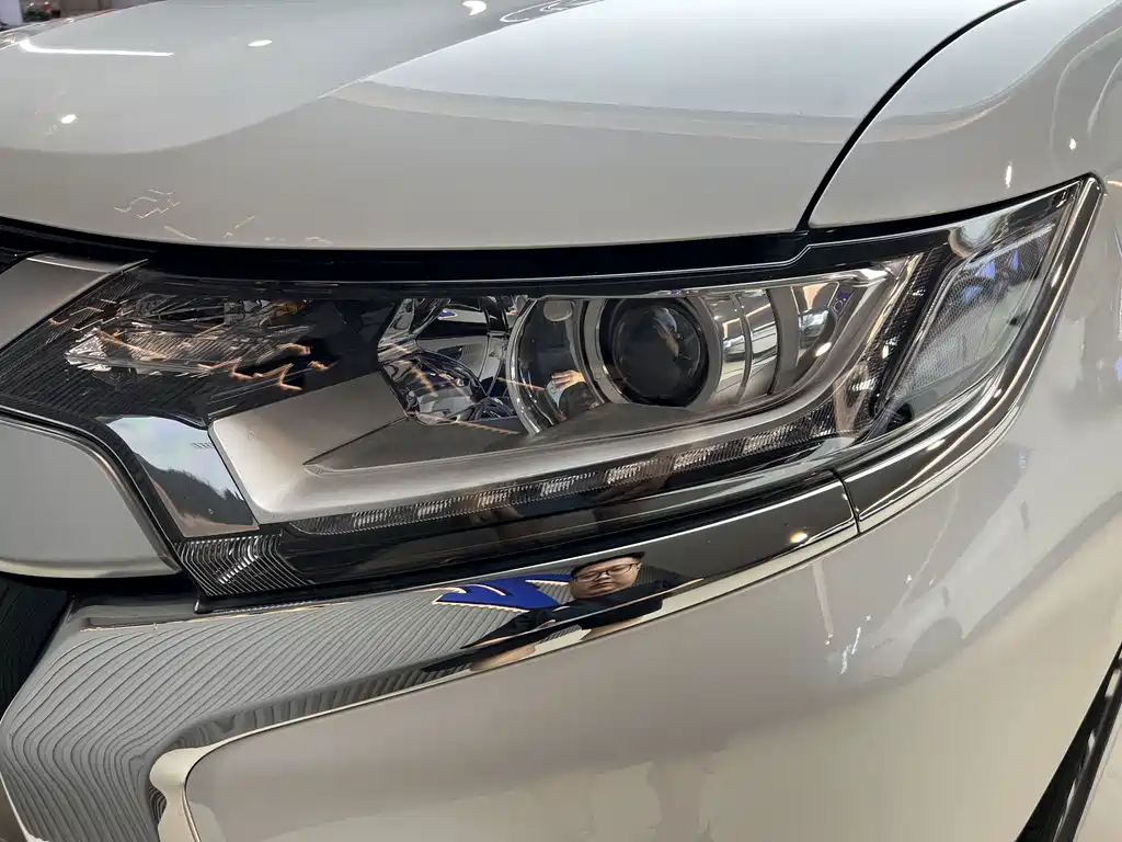 Mitsubishi Outlander 2023 — фото 17