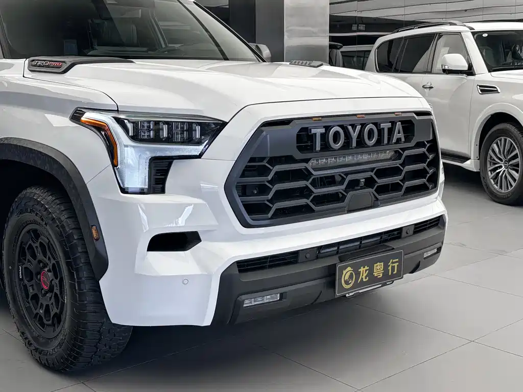 Toyota Sequoia — фото 5