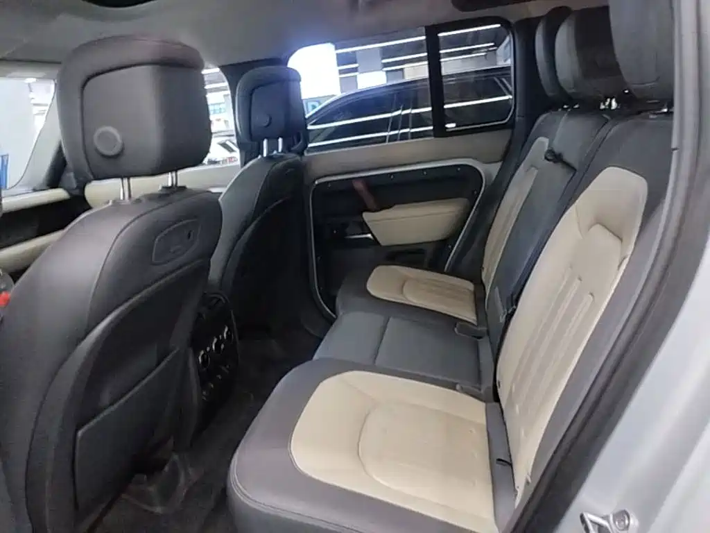 Land Rover Defender 2021 — фото 17
