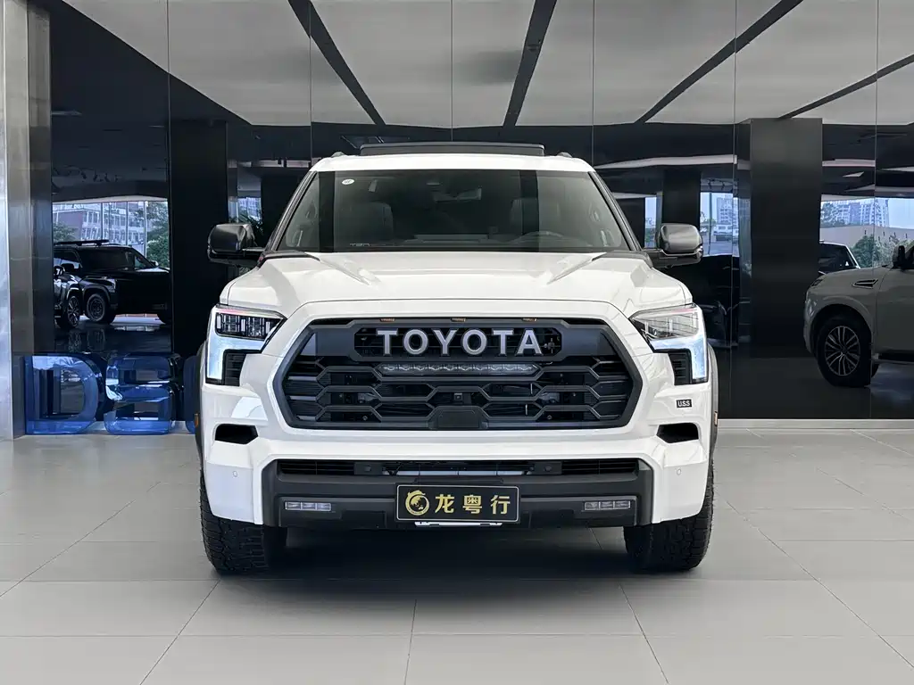 Toyota Sequoia — фото 1