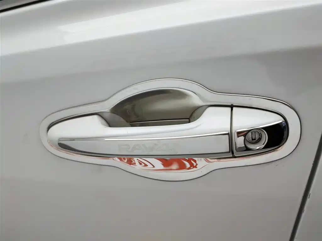 Toyota RAV4 2017 — фото 18