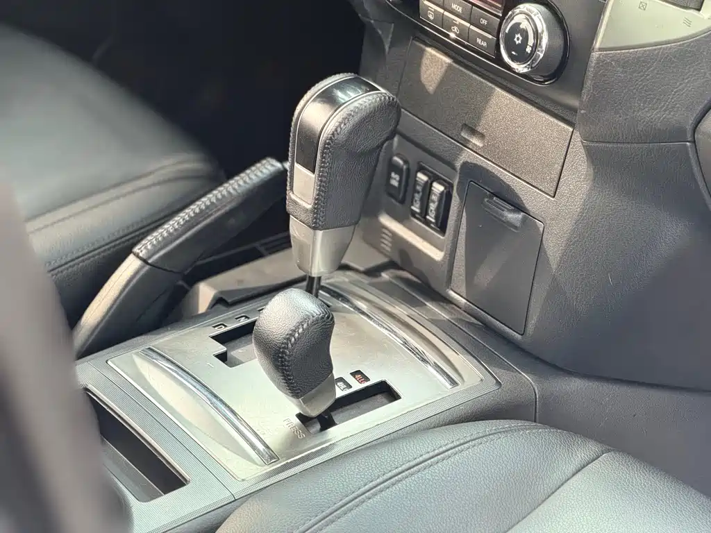 Mitsubishi Pajero 2017 — фото 16