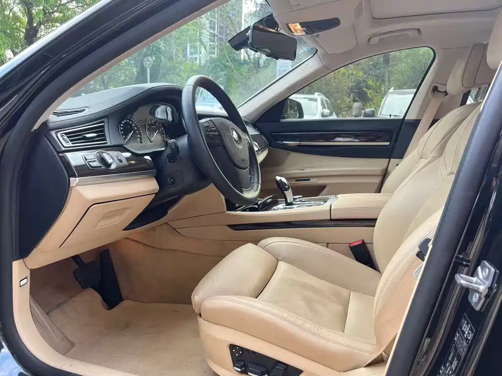BMW 7 Series 2010 — фото 4