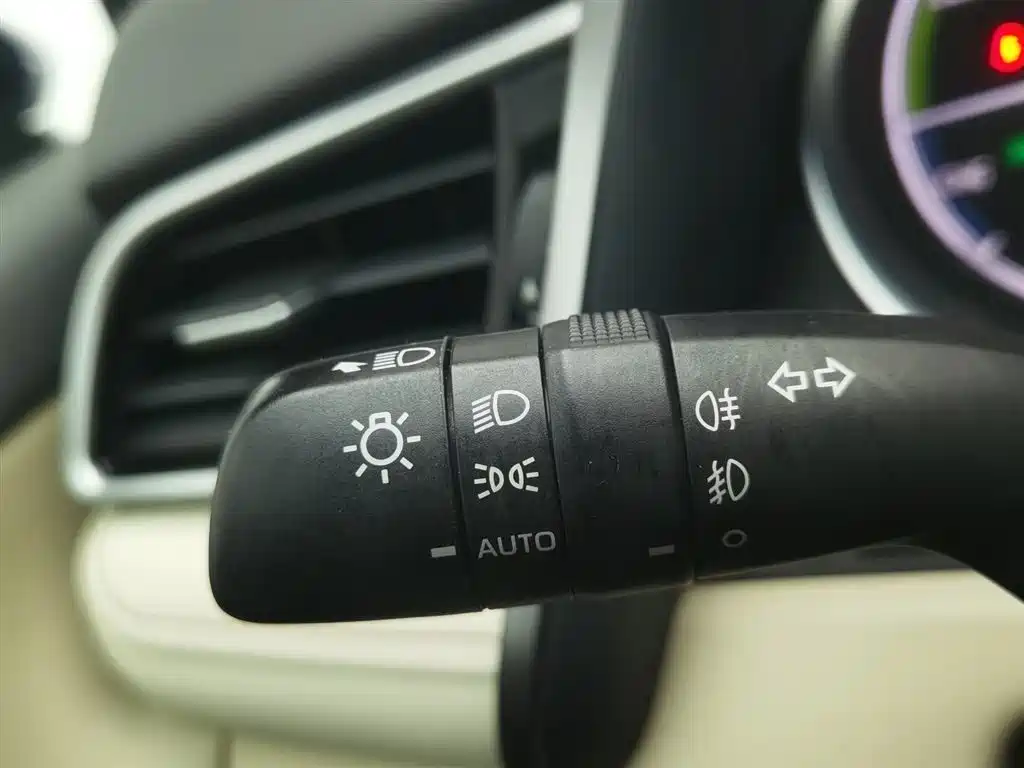Toyota Camry 2018 — фото 21