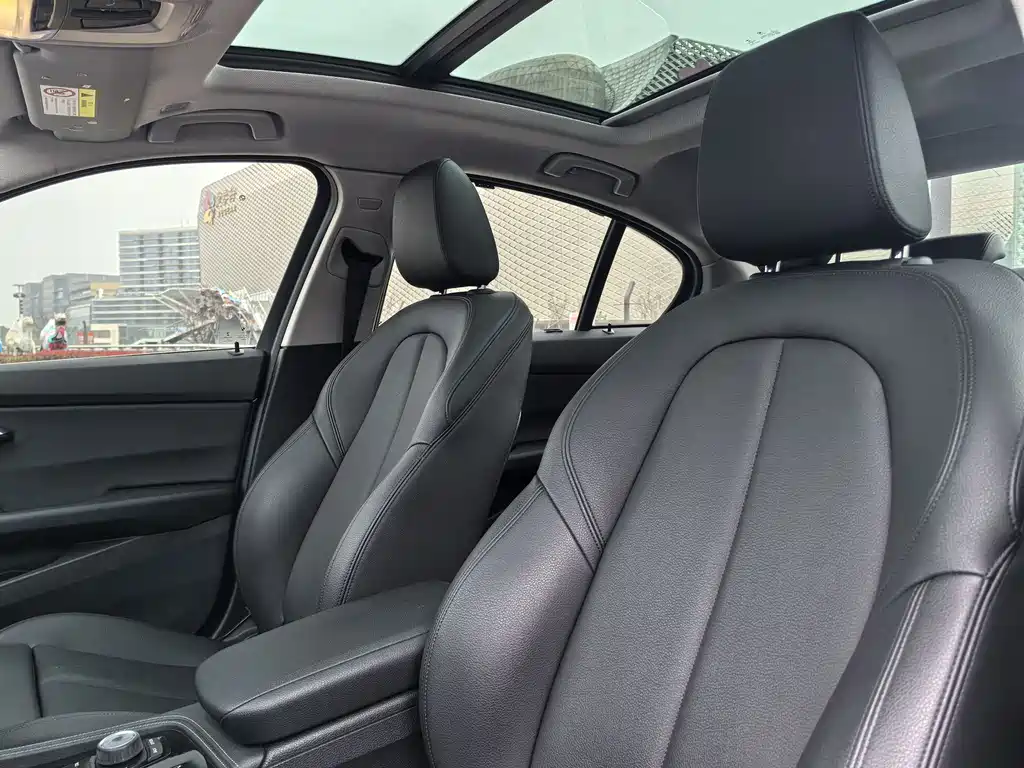BMW 1 Series 2018 — фото 15