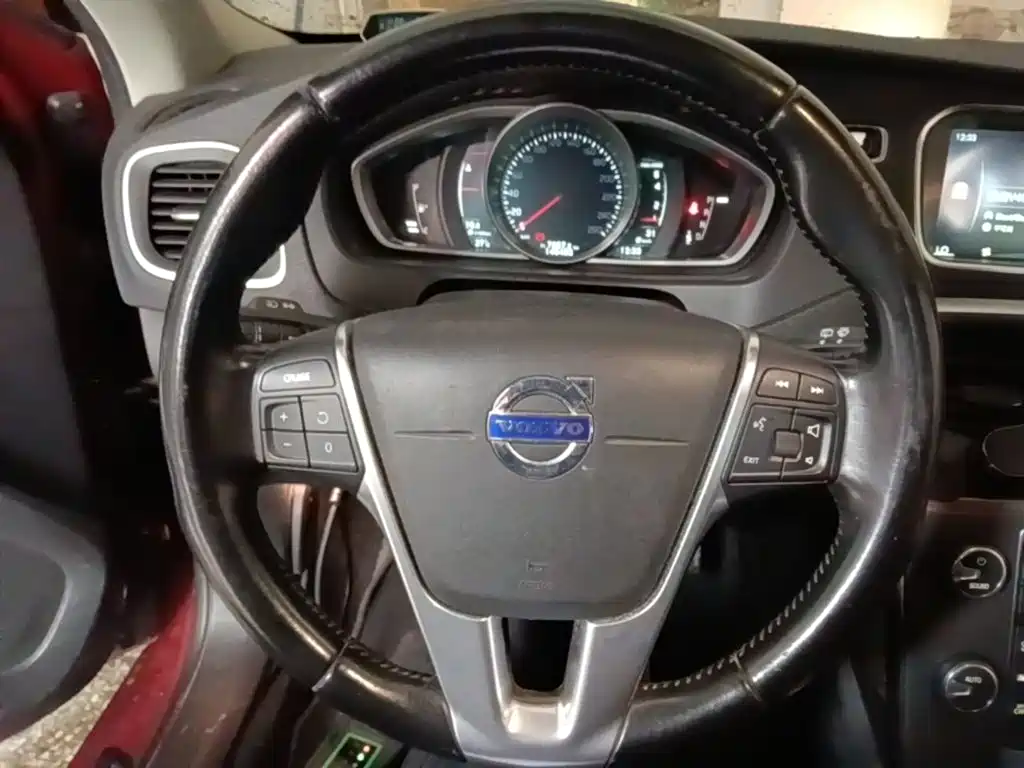 Volvo V40 2015 — фото 11