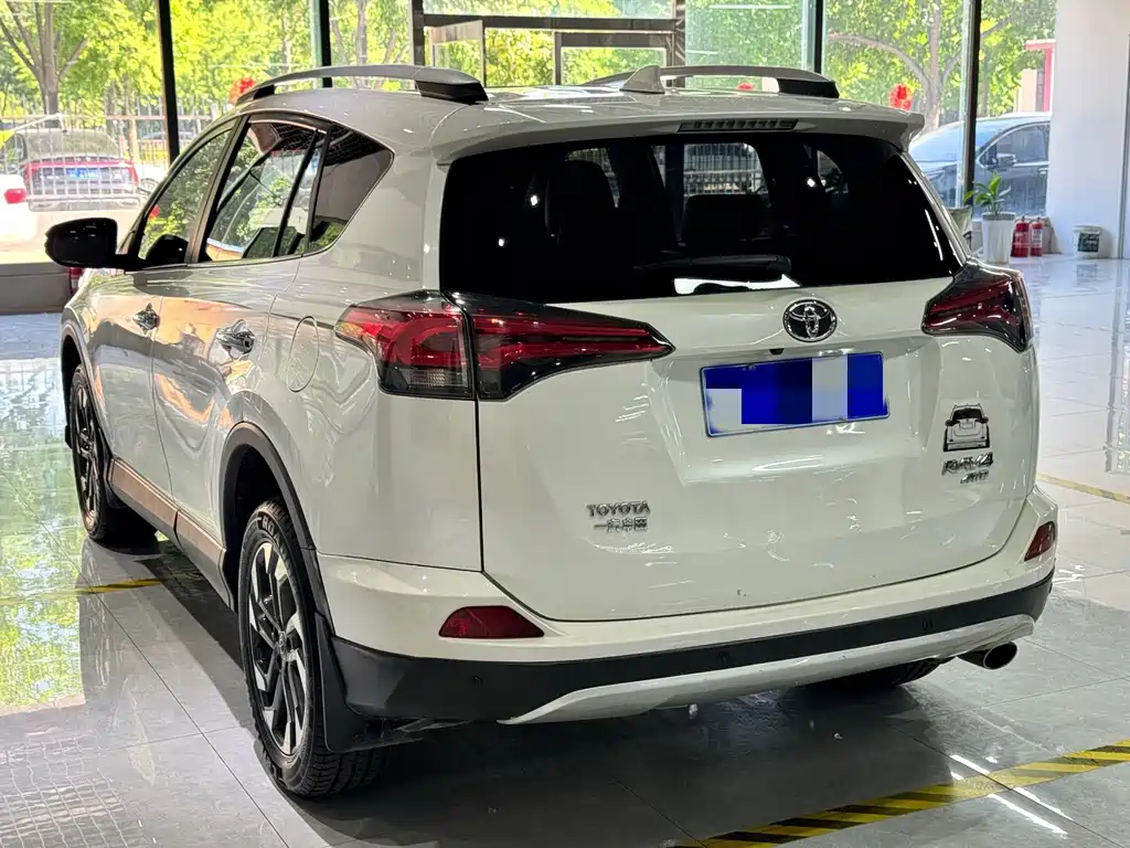 Toyota RAV4 2019 — фото 9