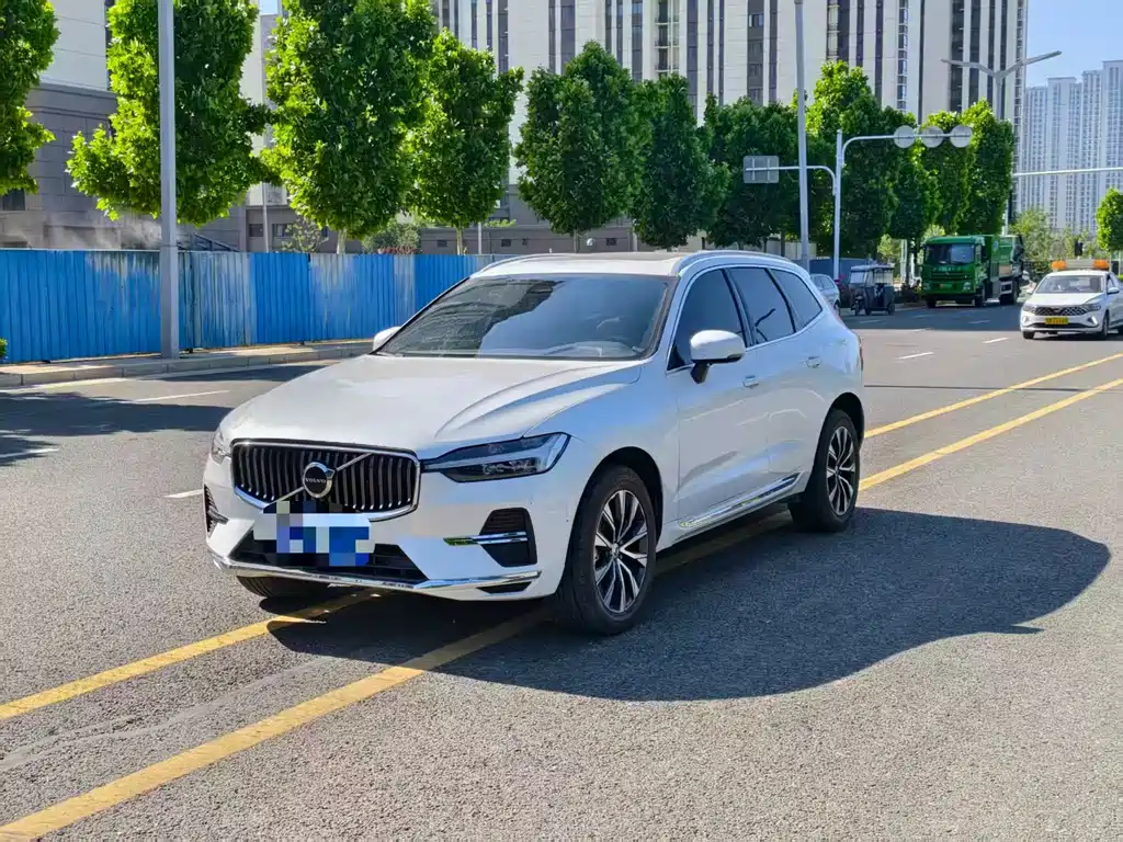 Volvo XC60 2023 — фото 1