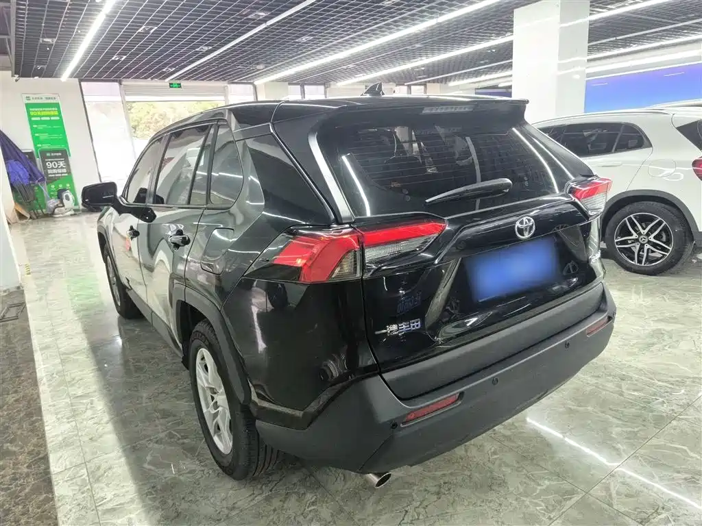 Toyota RAV4 2025 — фото 23