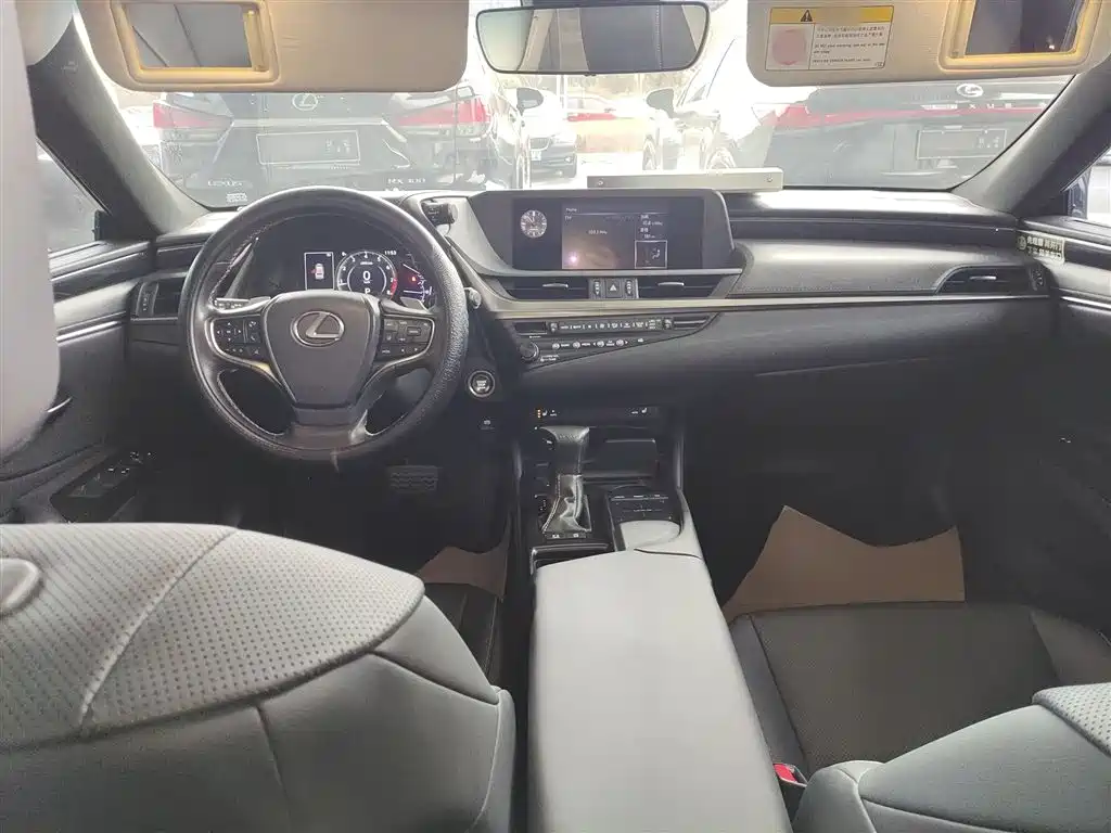 Lexus ES 2018 — фото 10