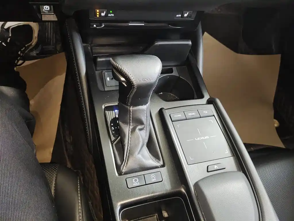 Lexus ES 2018 — фото 14