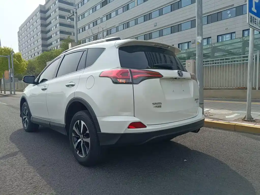 Toyota RAV4 2018 — фото 6