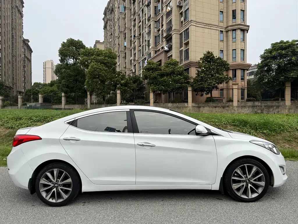 Hyundai Elantra 2015 — фото 9