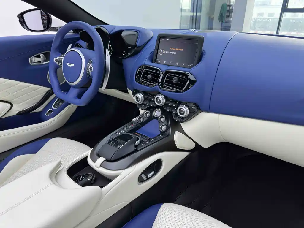 Aston Martin V8 Vantage 2022 — фото 15