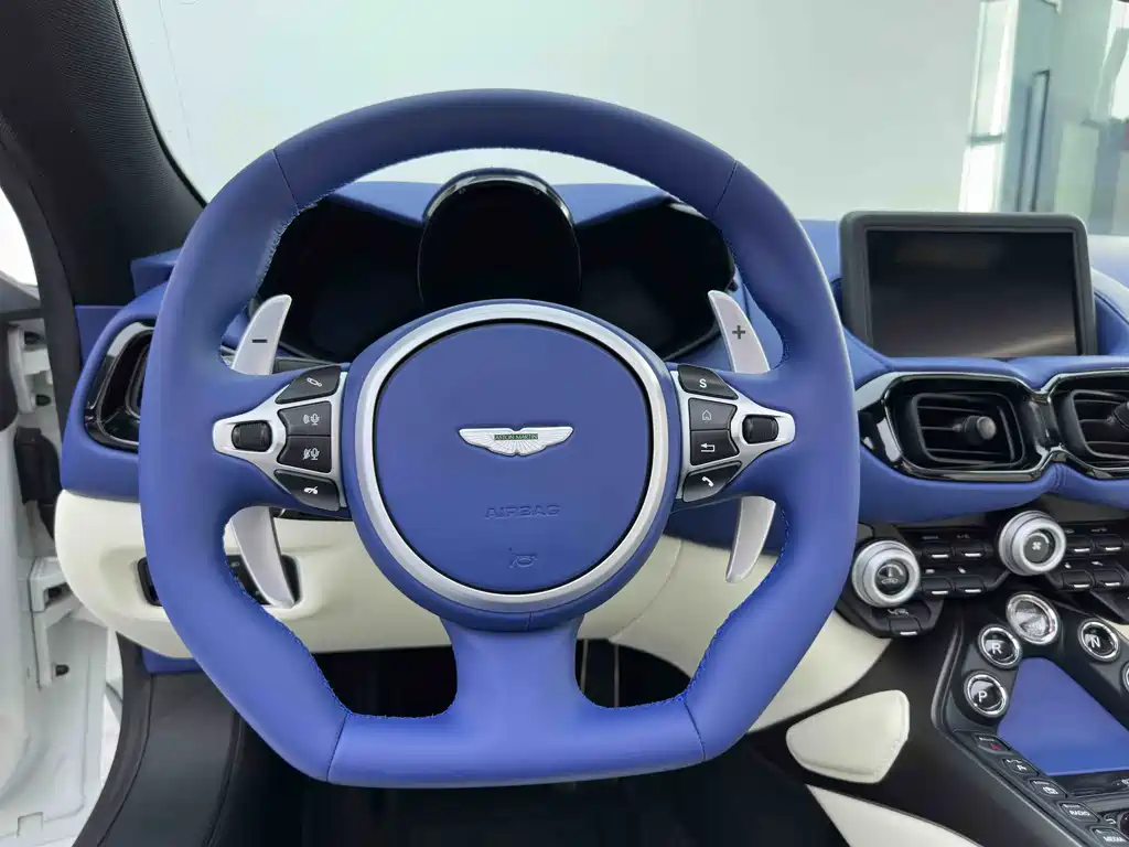 Aston Martin V8 Vantage 2022 — фото 19