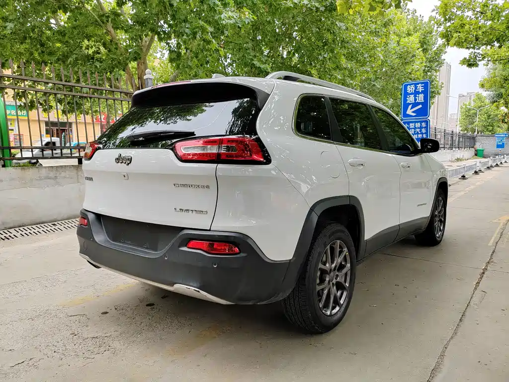 Jeep Cherokee 2021 — фото 4