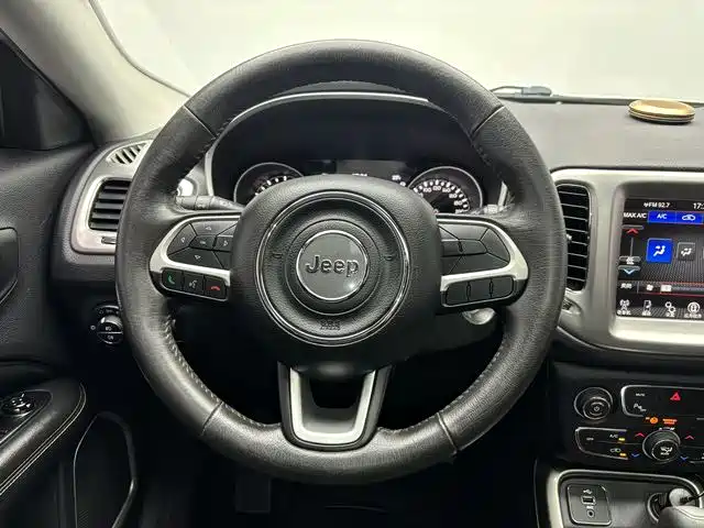 Jeep Compass 2018 — фото 10