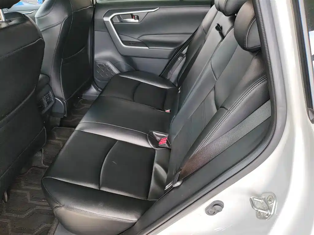 Toyota RAV4 2021 — фото 17
