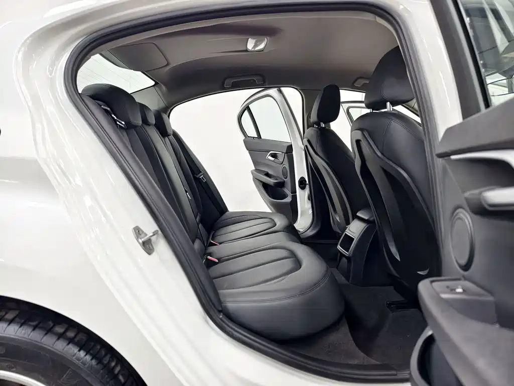 BMW 1 Series 2019 — фото 15