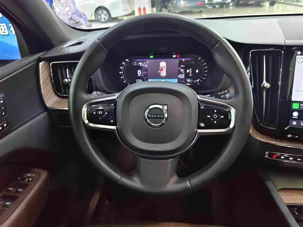 Volvo XC60 2022 — фото 12