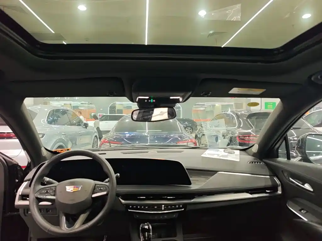 Cadillac XT4 2025 — фото 18