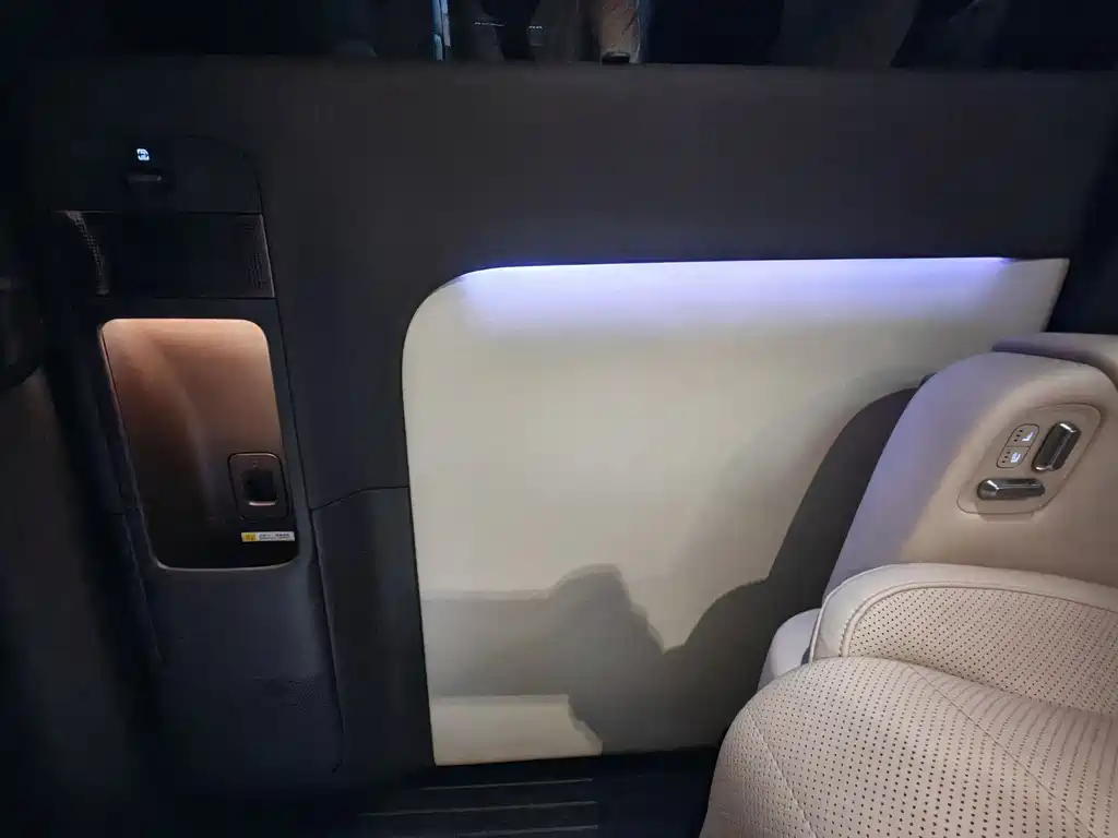Li Auto MEGA 2025 — фото 42