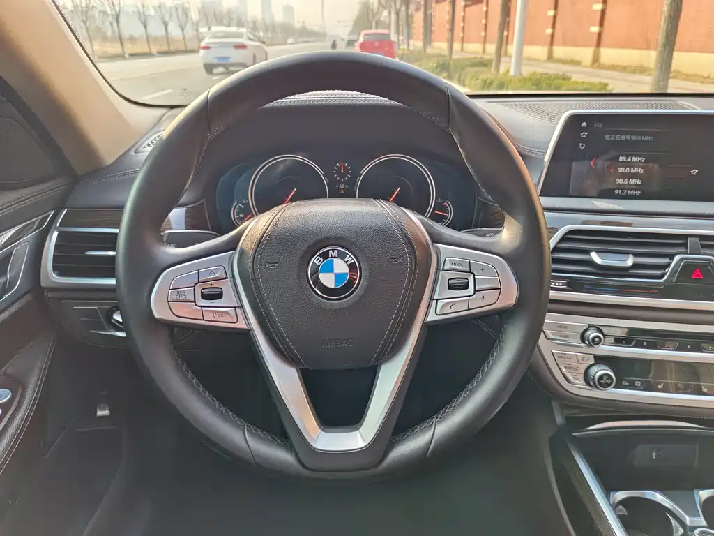 BMW 7 Series 2018 — фото 25