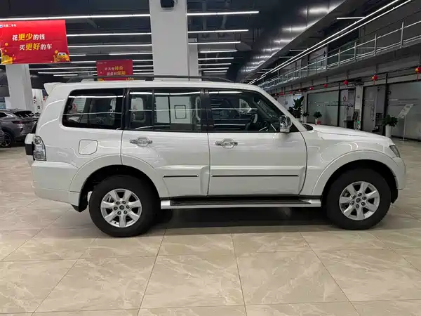 Mitsubishi Pajero 2020