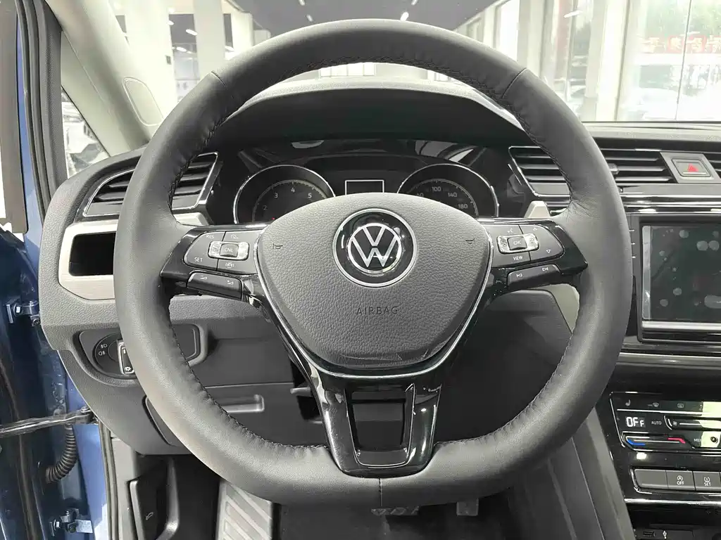 Volkswagen Touran 2022 — фото 8