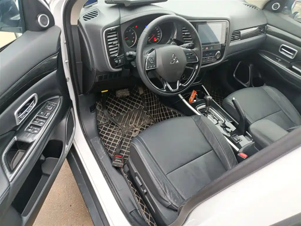 Mitsubishi Outlander 2018 — фото 16