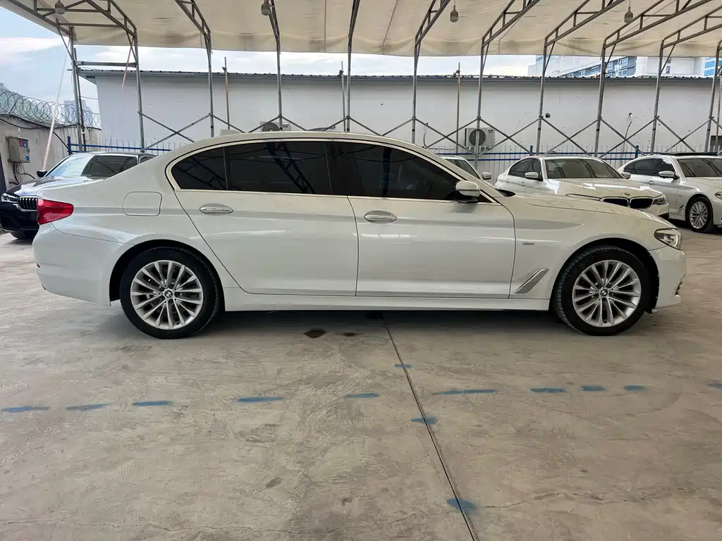 BMW 5 Series 2018 — фото 13